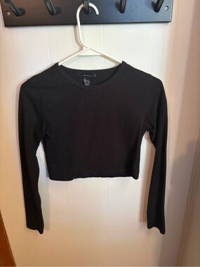 Forever 21 Black Long-Sleeve Cropped Tee